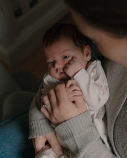 Cozy, full of love, laughter, and a little bit of chaos. Exactly what I love about slow paced, in home newborn sessions 🥰 
•
•
•
| fraservalleynewbornphotography | fvphotographer | abbotsfordphotographer | newborn | lifestyle | familyphotographer | vancouvernewbornphotographer | expecting | momtobe |